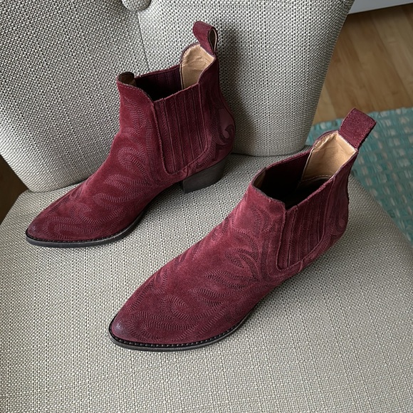 Beautiful red suede bootie style boots. Pull on no zipper - Picture 2 of 8